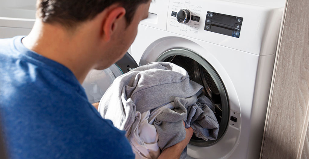 Panneau de contrôle numérique d'un lave-linge intelligent affichant en français la détection automatique de charge et l'optimisation du cycle de lavage
